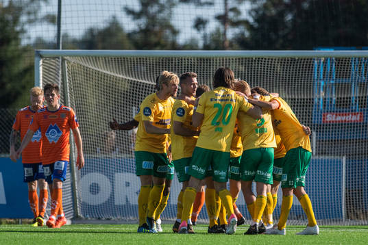 Lars-Jørgen Salvesen of Ull/Kisa celebrates with teammates