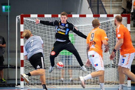 Kristianstads målvakt Leo Larsson och Önnereds Rasmus Just