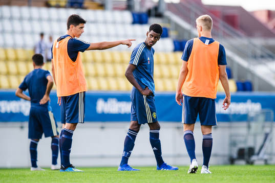 Dennis Hadzikadunic gestikulerar framför Alexander Isak
