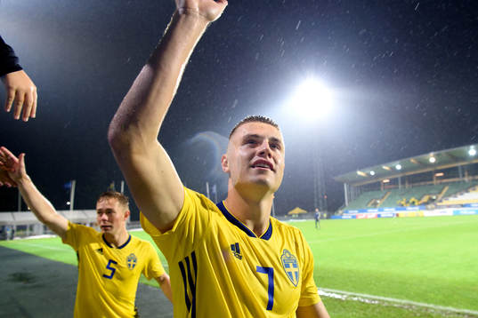 Sveriges Mattias Svanberg tackar publiken
