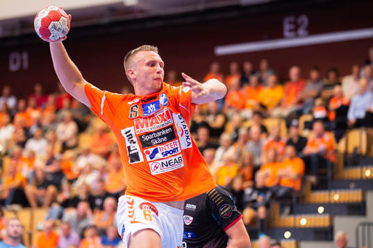 Kristianstads Philip Henningsson skjuter