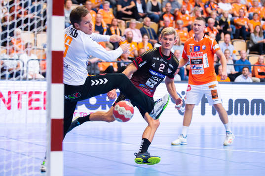 Kristianstads målvakt Richard Kappelin gör räddning på