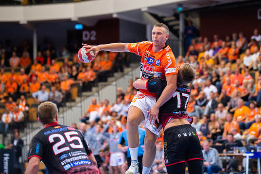 Kristianstads Philip Henningsson hålls fast av Malmö Otto
