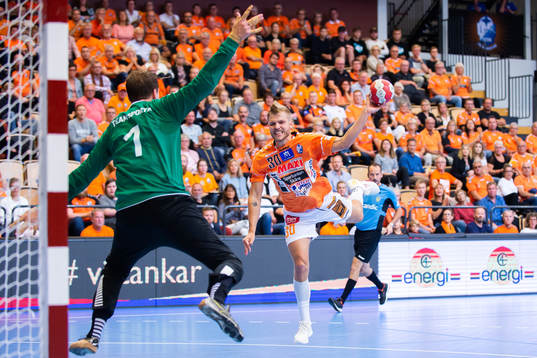 Kristianstads Anton Halén möter Malmö målvakt Dan