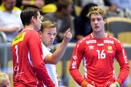 Hammarbys tränare Erik Larholm pratar med målvakt Fabian