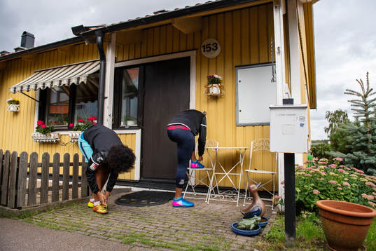 Tutu Belay och Loza Abera snörar på sig fotbollsskorna