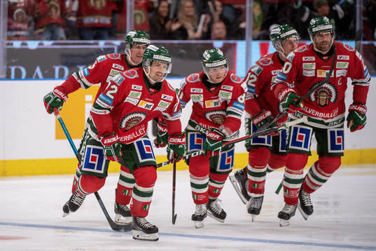 Frölundas Patrik Carlsson jublar med lagkamrater