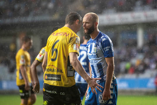 Elfsborgs Jon Jönsson skallar IFK Göteborgs Robin Söder