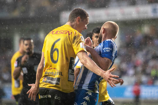 Elfsborgs Jon Jönsson skallar IFK Göteborgs Robin Söder
