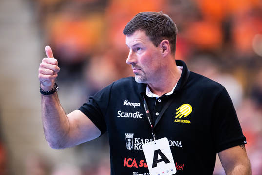 Karlskronas  tränare Robert Andersson ger tummen upp