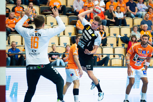 Karlskronas Linus Fernebrand och Kristianstads målvakt