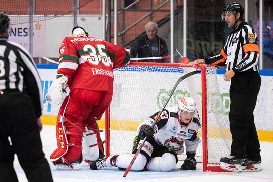 Malmö Redhawks Fredrik Händemark åker in i målet bakom