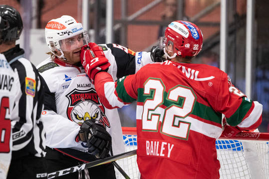 Malmö Redhawks Emil Sylvegård  och Moras Matt Bailey  i