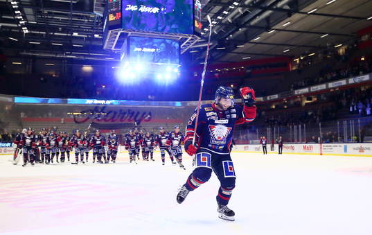 Linköpings spelare med Joe Whitney jublar