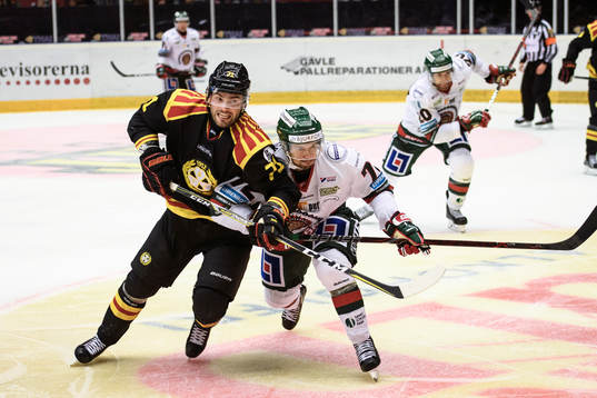 Brynäs Robert Kousal och Frölundas Patrik Carlsson