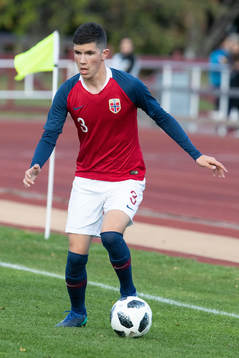 Norges Endre Handegard Bergsaker i landskampen i fotboll