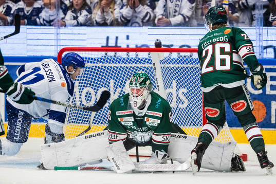 Leksands Martin Karlsson utmanar målvakt Tex Willamsson