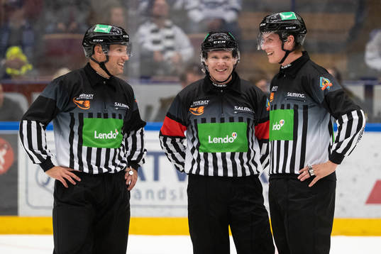 Linjedomare Rasmus Strömberg och Andreas Lundin och