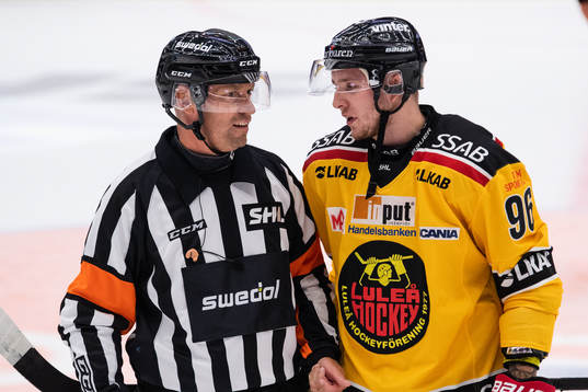 Luleås Robin Kovacs diskuterar med domare