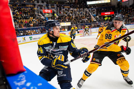 s Mikko Lehtonen i kamp om pucken med Luleås Robin Kovacs