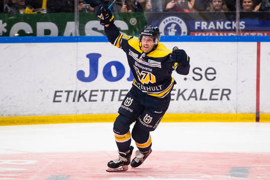 s Simon Önerud jublar