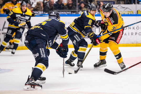 s Kristofer Berglund och Luleås Emil Larsson