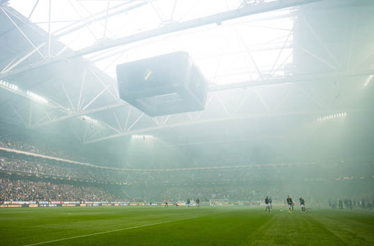 Ett rökfyllt Friends Arena pga supportars tifo innan