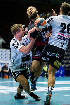 HK Malmös Binai Aziz tar sig igenom IFK Ystads försvar