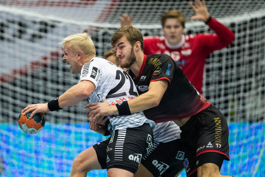 IFK Ystads Henrik Knudsen och försvarande HK Malmös Otto