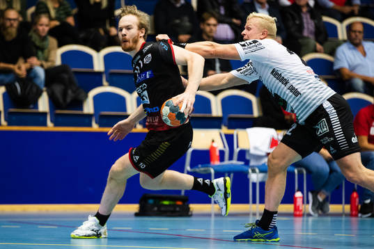 HK Malmös Magnus Persson tar sig förbi IFK Ystads Henrik