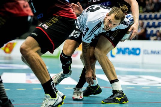 IFK Ystads Fredrik Petersen försöker ta sig igenom HK