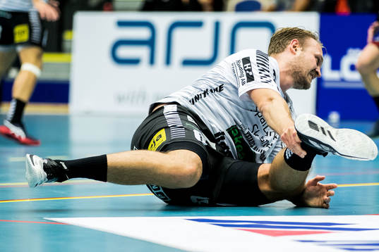 IFK Ystads Christoffer Svensson tar sig för foten