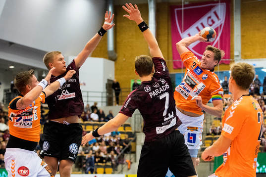Kristianstads Olafur Gudmundsson laddar för skott