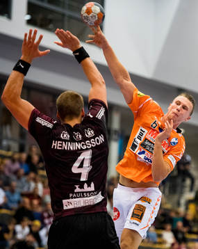 Kristianstads Philip Henningsson laddar för skott och