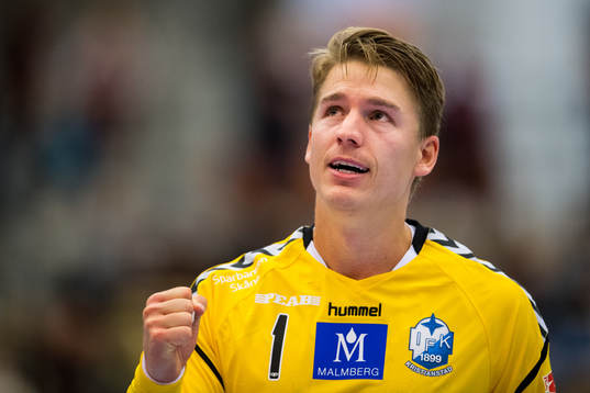 Kristianstads målvakt Leo Larsson jublar