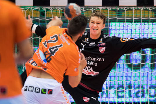 Kristianstads Teitur Einarsson skjuter mot Lugis målvakt