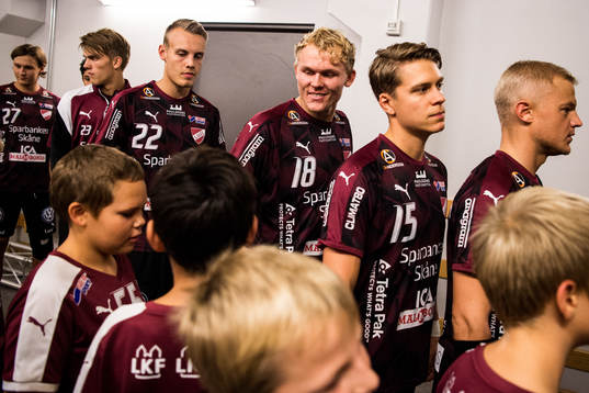 Lugis Alfred Jönsson (m) pratar med knattarna