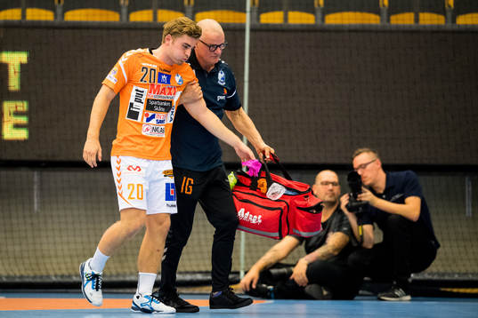 Kristianstads Anton Persson leds av planen av massör