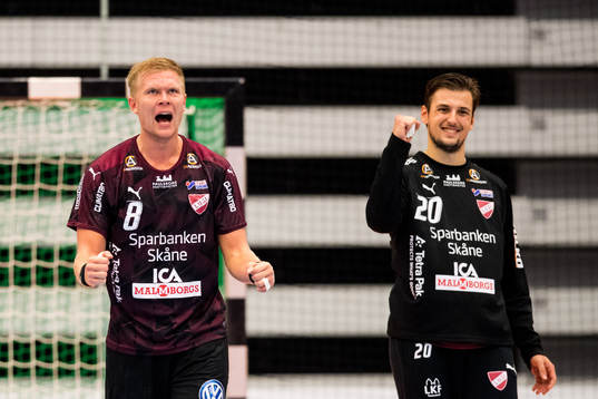 Lugis Markus Sjöbrink och målvakt Josip Cavar jublar