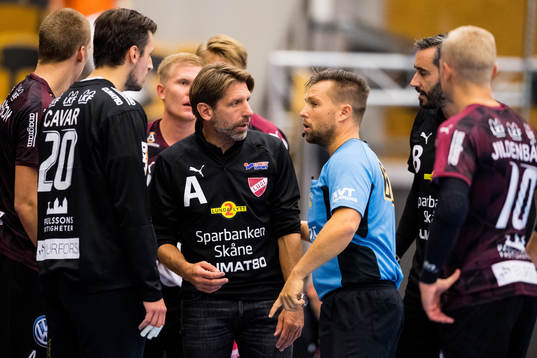 Lugis tränare Tomas Axnér i samtal med domare Markus