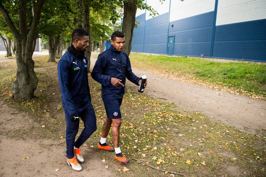 Wanderson Do Carmo och Mohammed Abubakari lämnar planen
