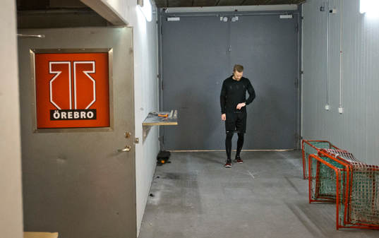 Örebros målvakt Eero Kilpeläinen värmer upp