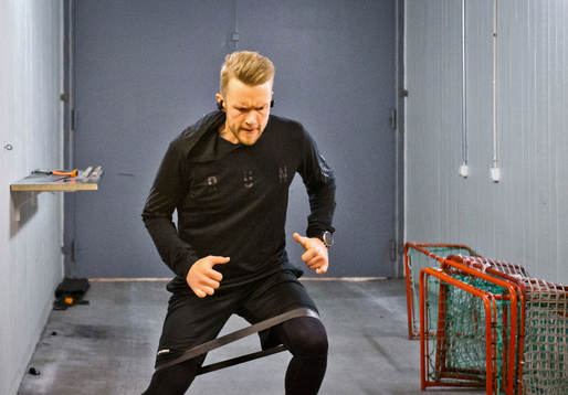 Örebros målvakt Eero Kilpeläinen värmer upp