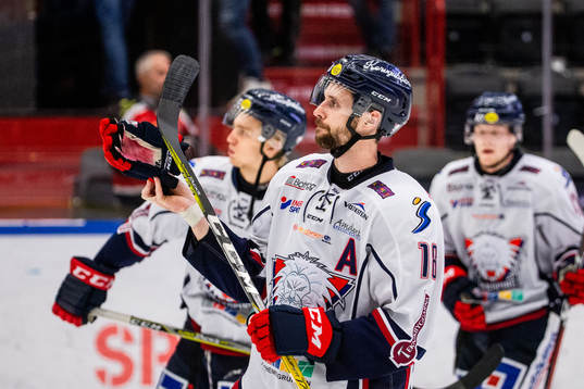 Linköpings Henrik Törnqvist tackar publiken