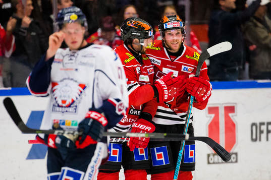 Örebros Aaron Palushaj gör 3-2 och jublar med Tom Wandell