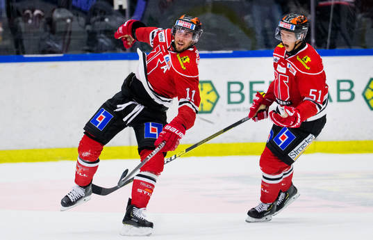 Örebros Aaron Palushaj jublar med Kristian Näkyvä  vid
