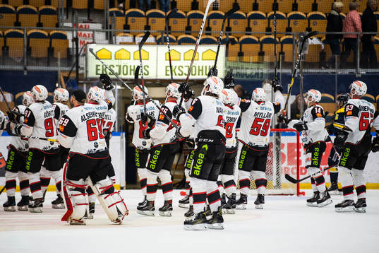 Malmö Redhawks spelare jublar och tackar fansen