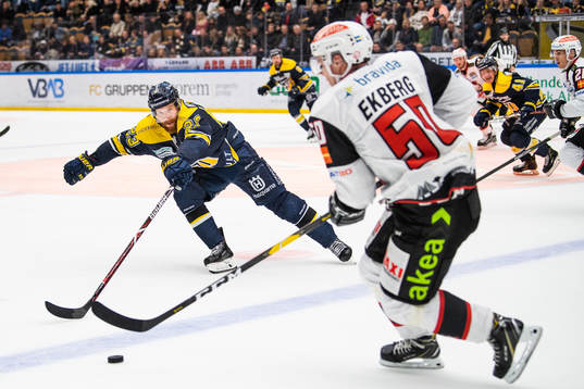 s Robin Figren och Malmö Redhawks Tobias Ekberg i kamp om