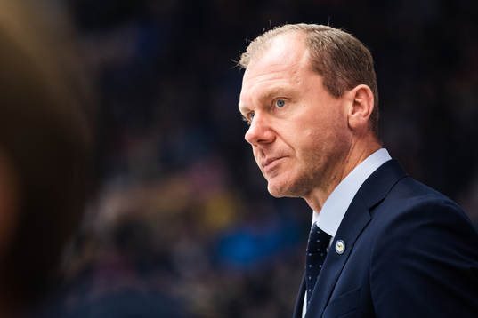 s tränare Johan Lindbom deppar