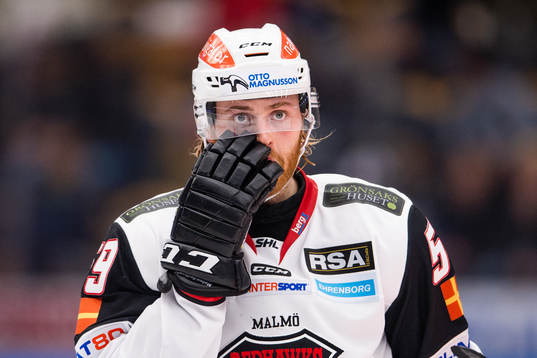 Malmö Redhawks Anton Mylläri tar sig mot ansiktet
